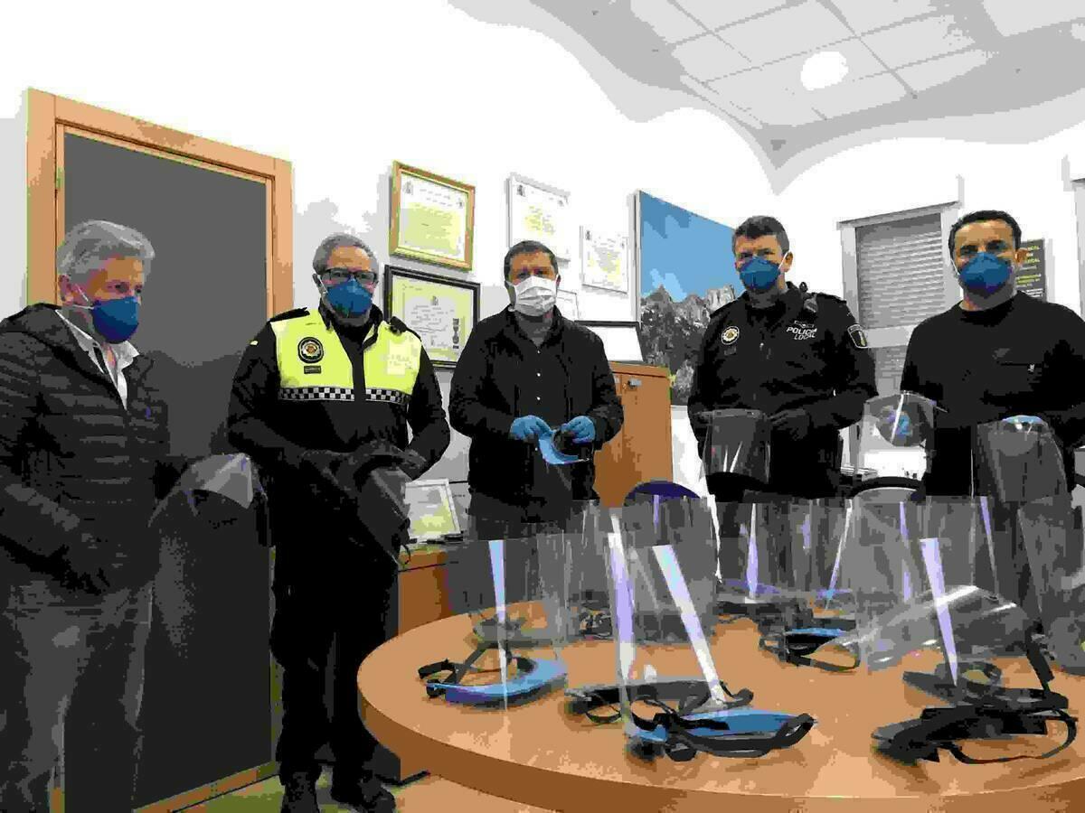 La Escuela Oficios entrega 30 pantallas de protección facial  a la Policía Local.