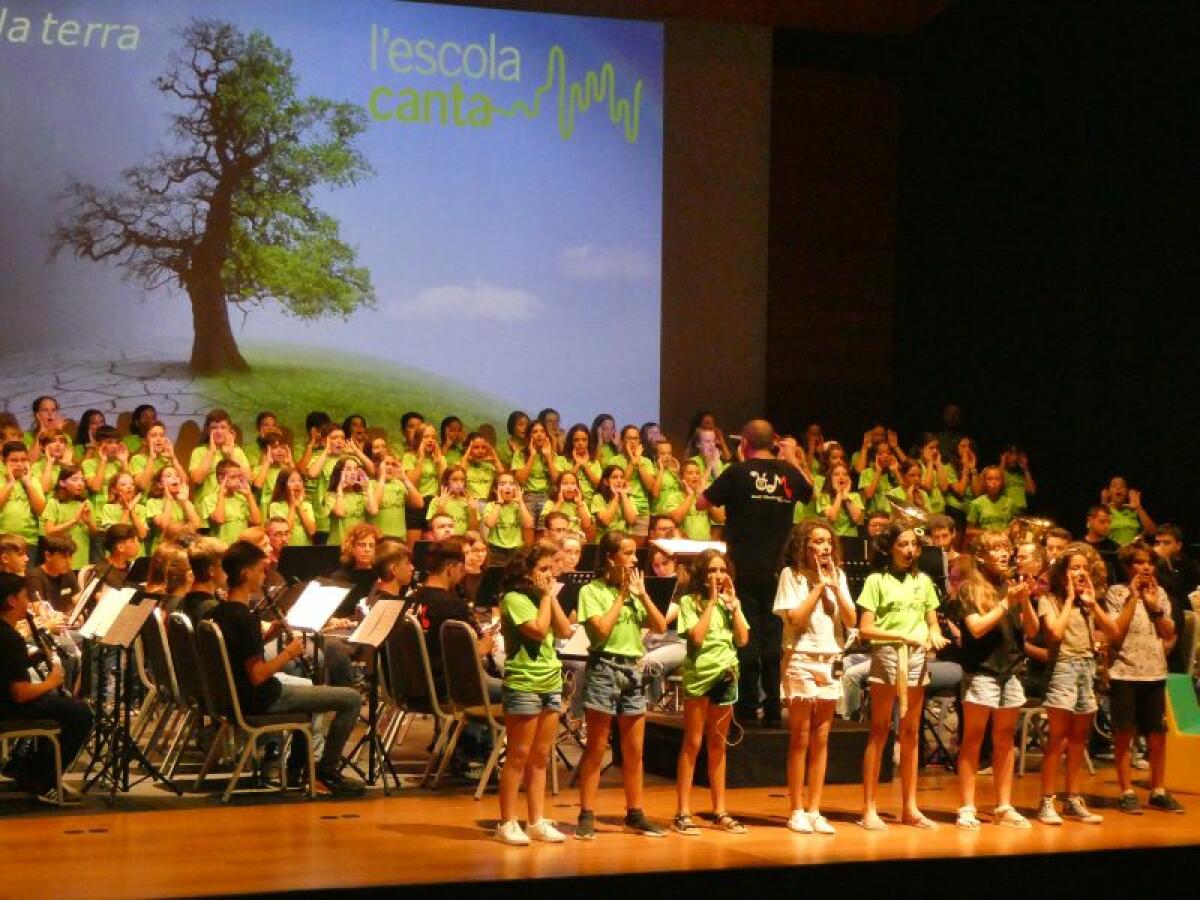 “L’Escola Canta” reunió a 69 escolares de La Nucía y Benimantell y la Unió Musical
