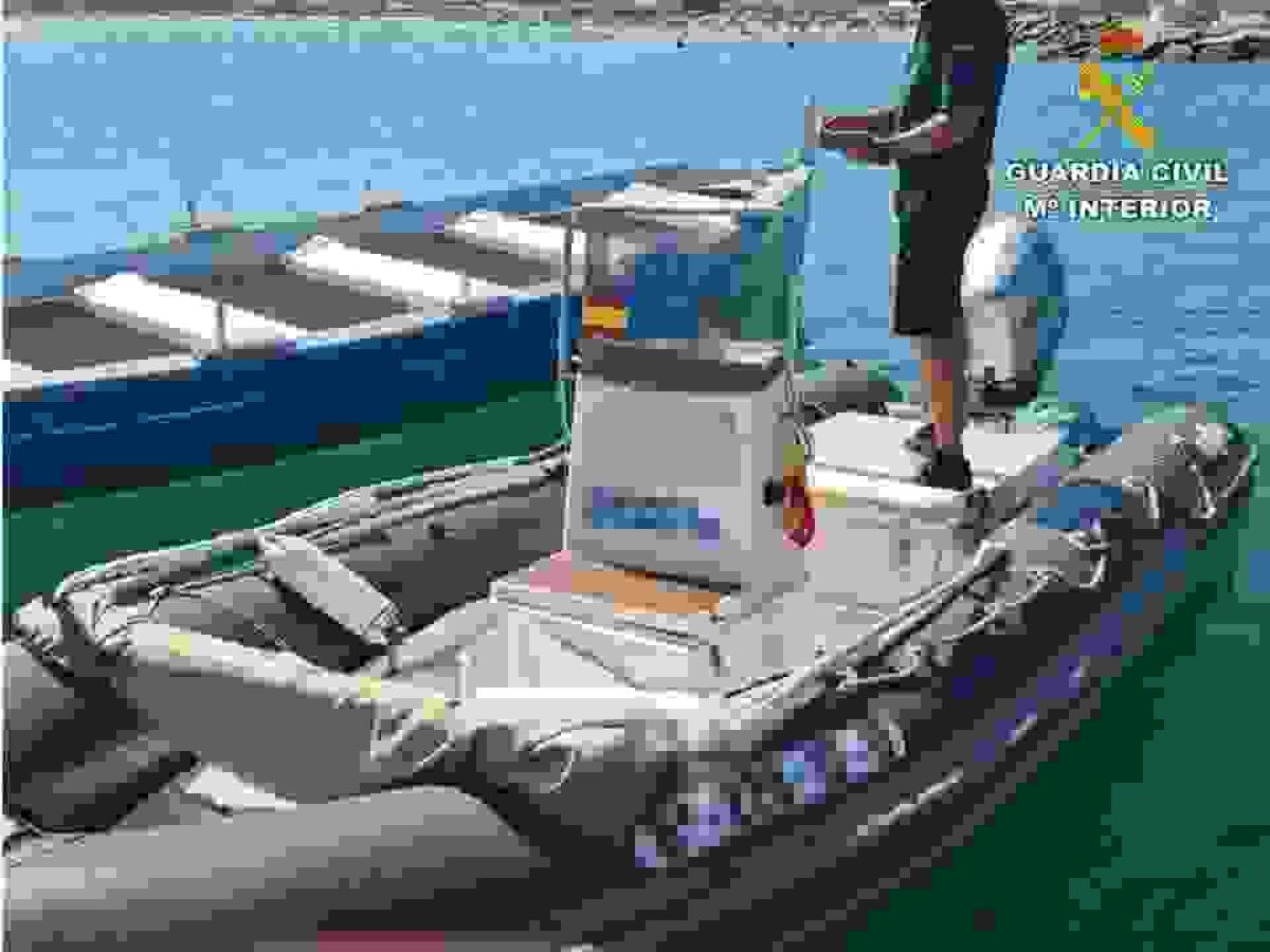 La Guardia Civil intercepta una embarcación navegando, sin gobierno, frente la costa campellera