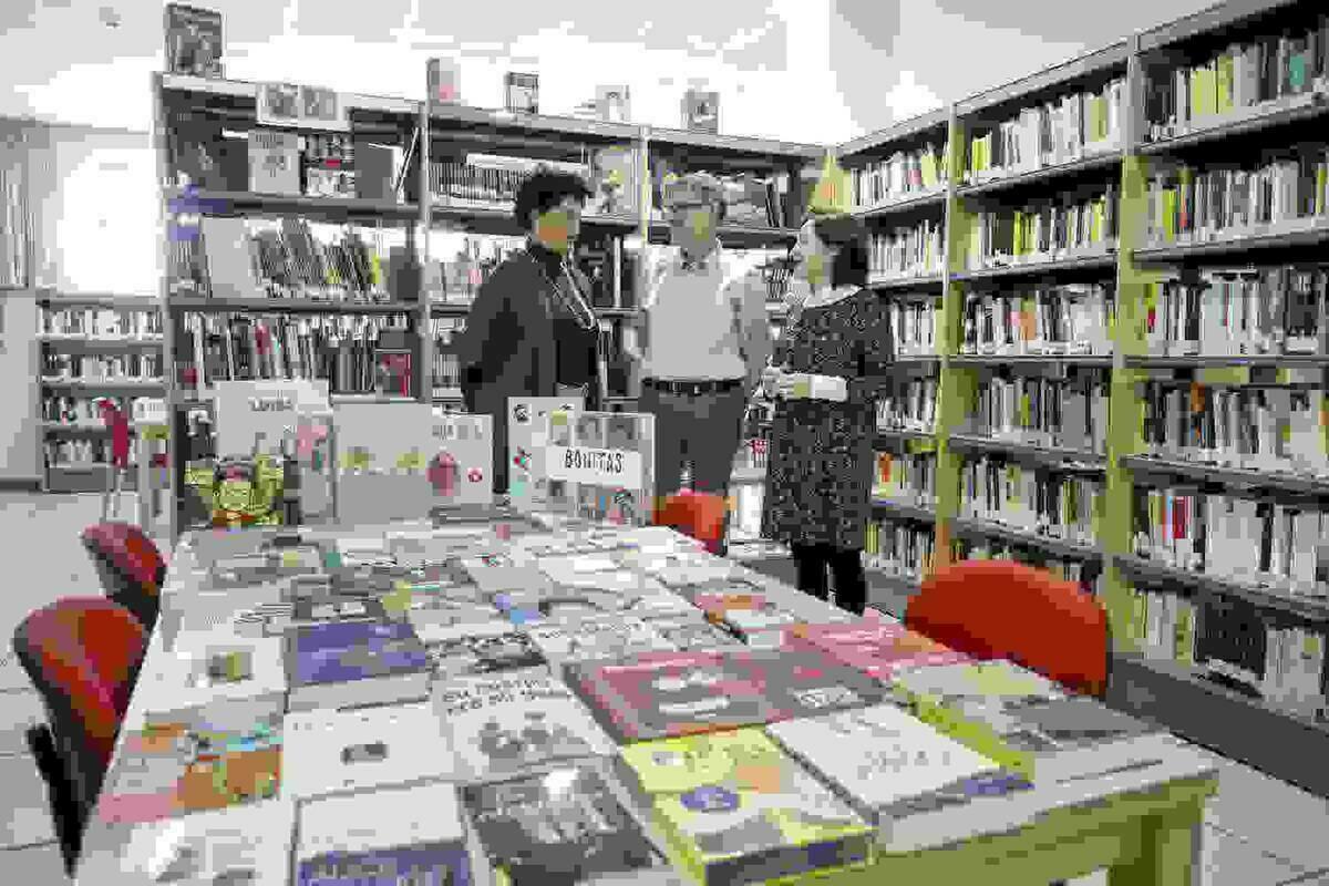 Alfaz // Huellas Borradas de Mujer dona libros a la biblioteca municipal para crear un área sobre igualdad