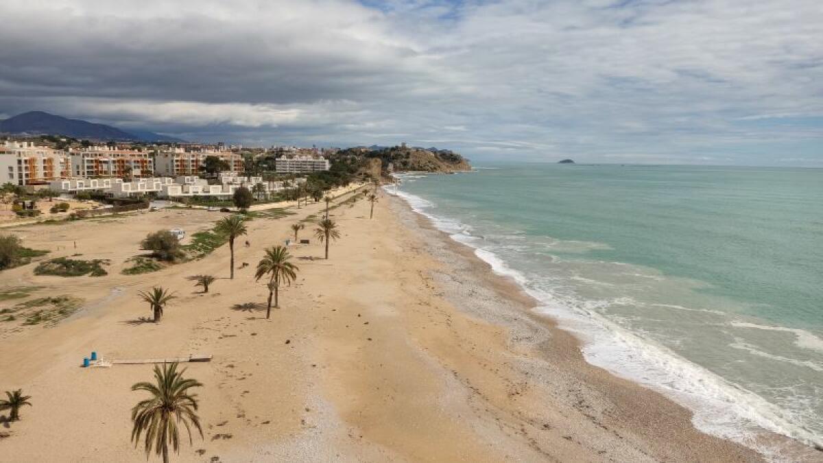 El Ayuntamiento de la Vila Joiosa valora los daños del temporal en sus playas trabajando en un informe para su recuperación antes de Semana Santa