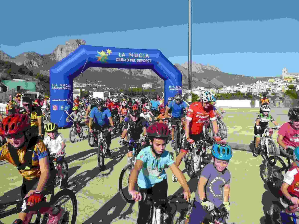 300 ciclistas llenaron las calles de La Nucía en el  “VIII Día de la Bici”
