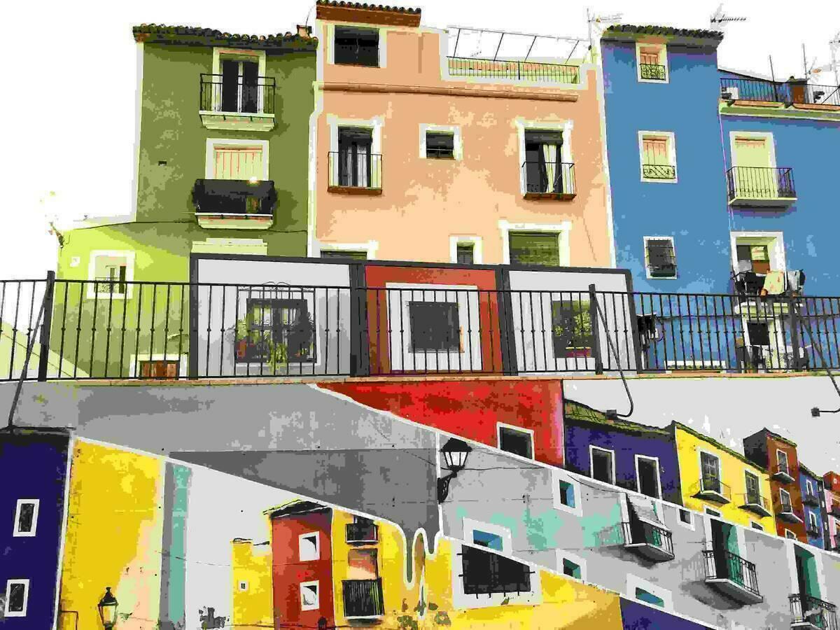 La Vila // Se instalan cubre contenedores decorados con las casitas de colores en el Casco Antiguo