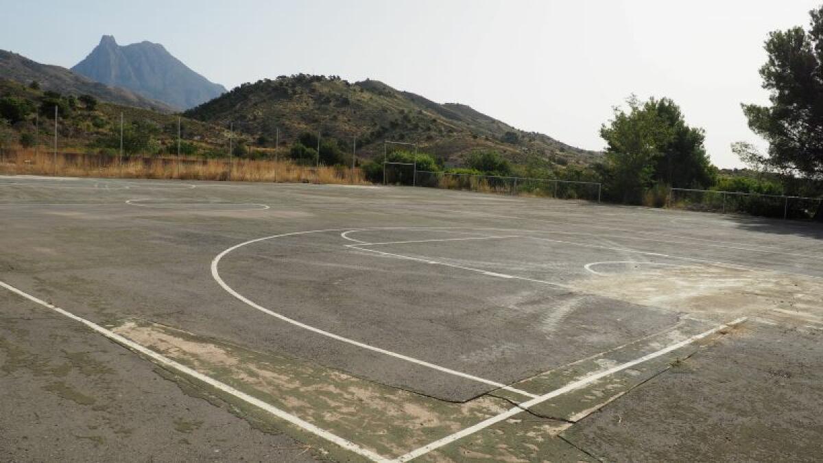 El Ayuntamiento de la Vila Joiosa firma el inicio de las obras para la reparación de las pistas de baloncesto y tenis del complejo deportivo ‘Maisa Lloret’