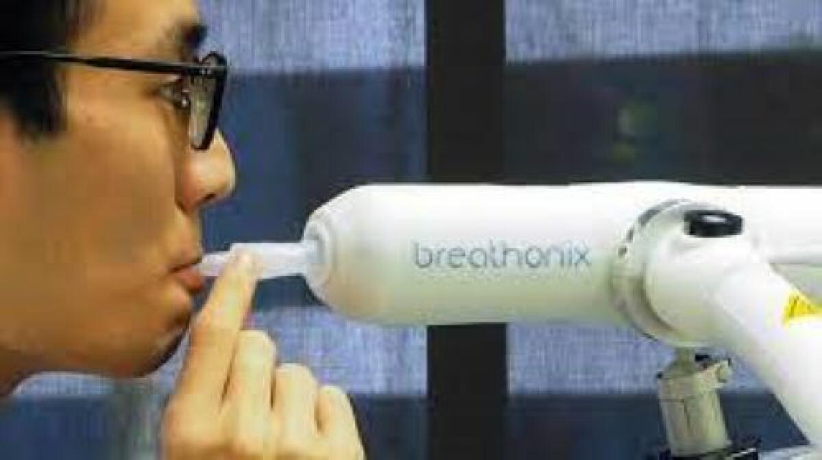 Adiós al bastoncillo en la nariz: EE.UU. autoriza un test covid que permite tomar la muestra soplando