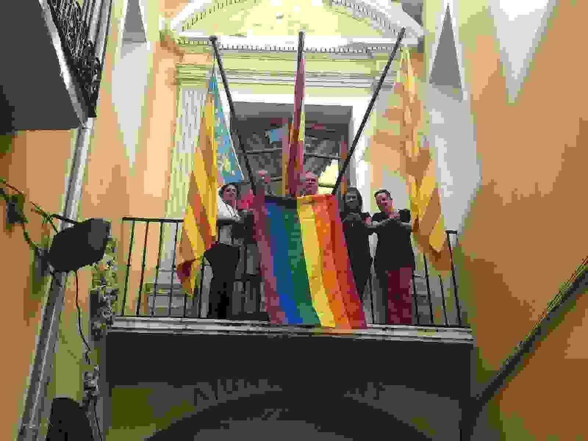 La Vila Joiosa cuelga la bandera LGTBI en la fachada del Consistorio