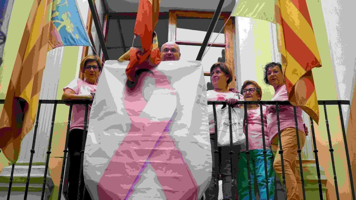 El Ayuntamiento de la Vila cuelga el lazo rosa contra el cáncer de mama