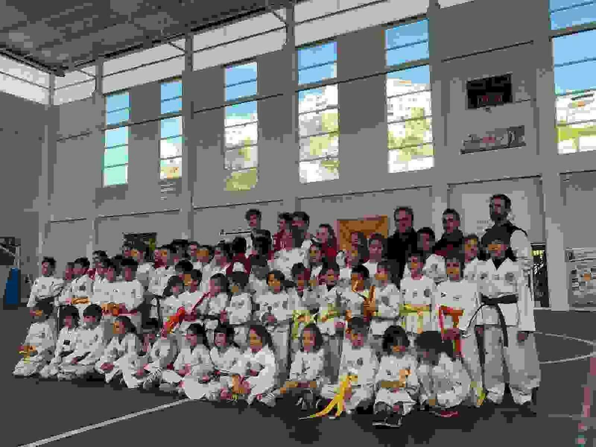 Cien deportistas del Club Taekwondo Finestrat se examinan este domingo del cambio de cinturón en el pabellón municipal