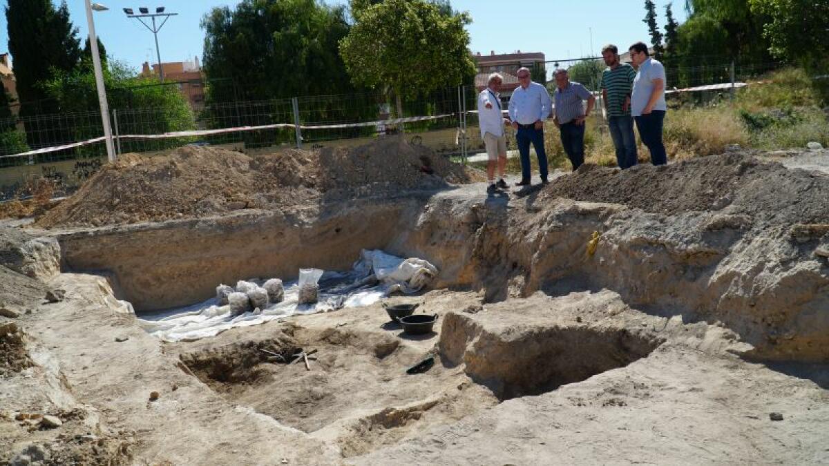Los trabajos de excavación arqueológica del entorno de la villa romana de Plans de la Vila Joiosa sacan a la luz una zona industrial y un acueducto