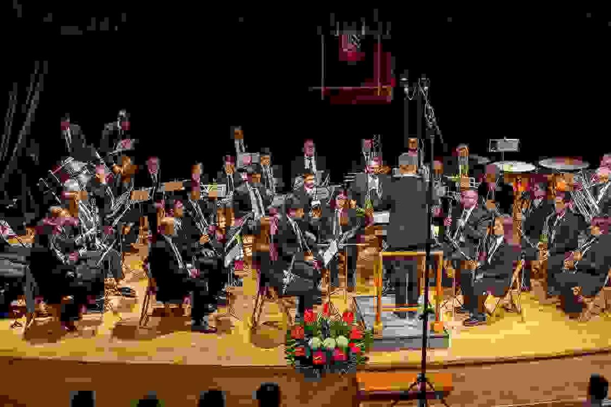 Emotivo concierto en honor a los 50 años de historia del Centre Musical Puig Campana de Finestrat