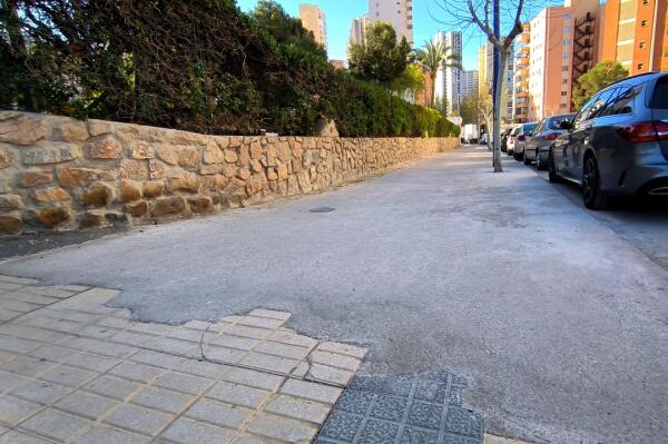 Las obras de renovación de la avenida Montecarlo llevan tres meses abandonadas