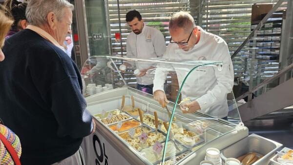 Más de 1200 bolas de helado artesano se reparten en el Mercat en la II Jornada de la Heladería Artesana de la provincia de Alicante