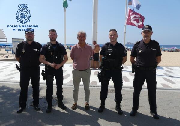 Policías franceses patrullan en Benidorm para garantizar la seguridad de los turistas 