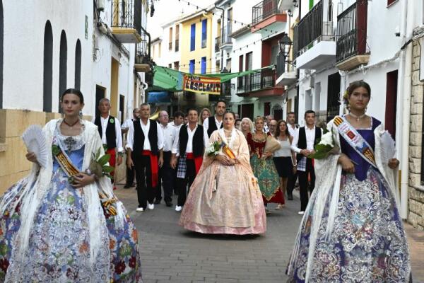 La Ofrenda llenó de flores y trajes tradicionales les “Festes d’Agost”  