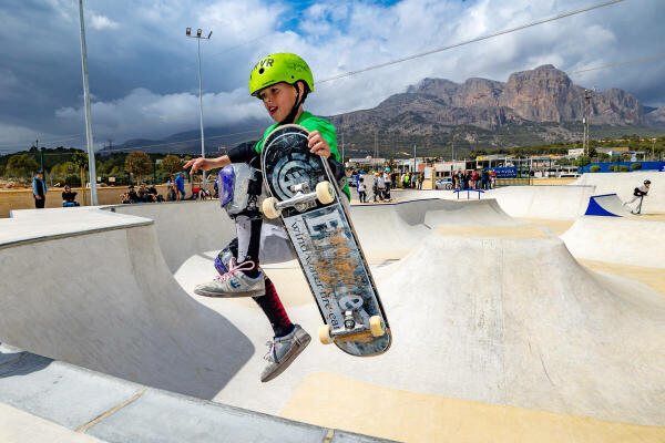La Escuela de Skateboard La Nucía retoma sus clases en el nuevo Skatepark