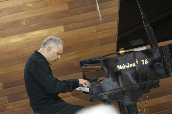 El gran pianista francés Pierre Boucharlat ofrecerá este sábado un concierto en l’Alfàs del Pi