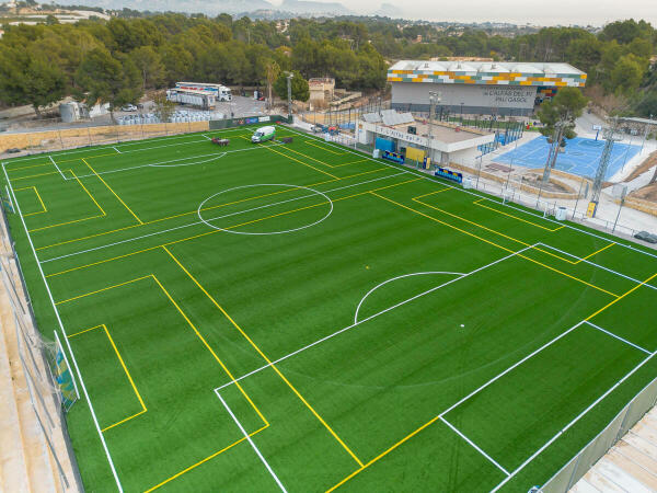 El campo de césped artificial del polideportivo municipal de l’Alfàs casi a punto 