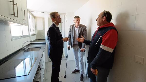 El Alcalde Marcos Zaragoza y el secretario autonómico de Vivienda, Sebastián Fernández, ultiman los detalles para ceder una vivienda social a la familia realojada
