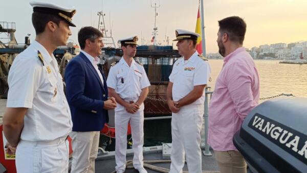 Decenas de vecinos han visitado el patrullero “Toralla” de la Armada Española que ha hecho escala en el puerto de Villajoyosa  